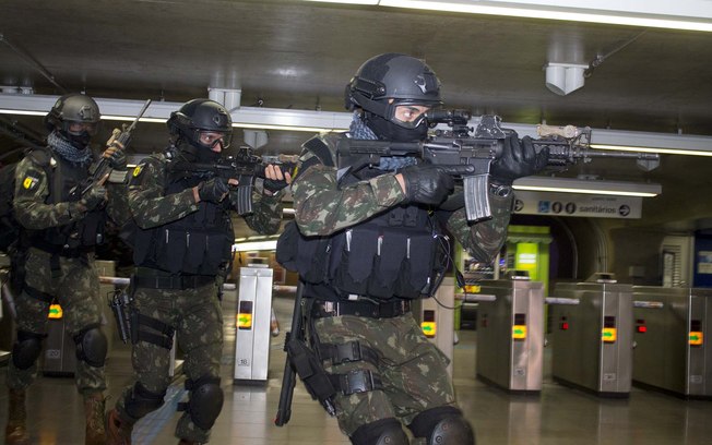 Homens das Forças Armadas realizam simulação de combate ao terrorismo durante a madrugada na Estação Paraíso do Metrô, São Paulo.