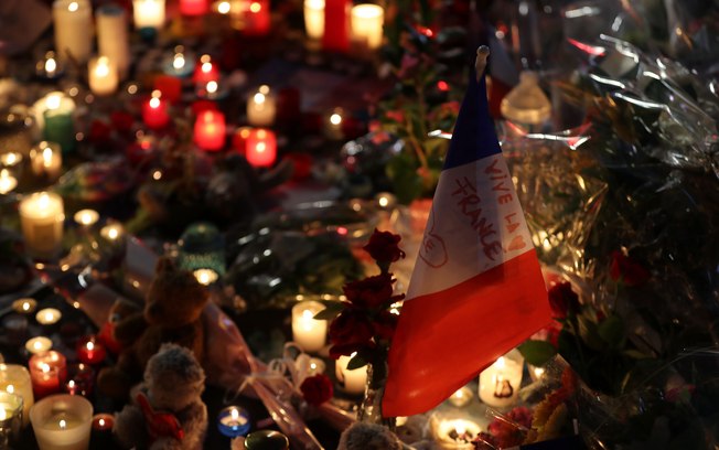  Pessoas levam flores e velas em homenagem às vítimas do ataque terrorista em Nice, na França - Outros dois brasileiros, que não tiveram as identidades reveladas, seguiam desaparecidos, de acordo com o Consulado do Brasil em Paris. 