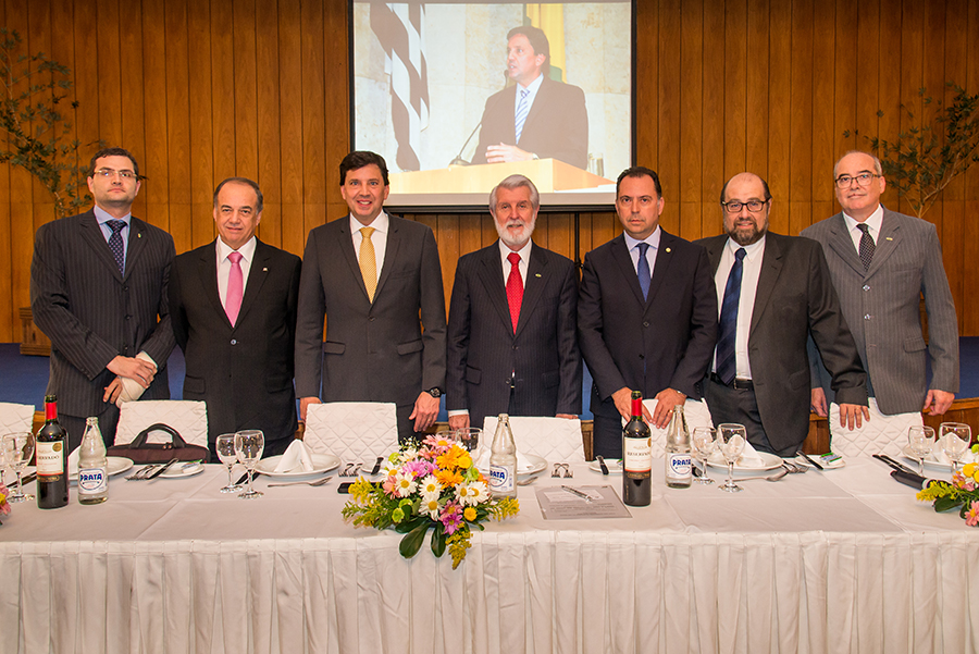 mesa SEGUROS - RECEBIDO PELO CC-SP, O SECRETÁRIO FLORIANO PESARO MANIFESTA CONFIANÇA NOS RUMOS DA POLÍTICA Da direita para a esquerda: Paulo Bosísio, Mauro Batista, Floriano Pesaro, Adevaldo Calegari, Alexandre Camillo, Boris Ber e Evaldir Barboza de Paula.