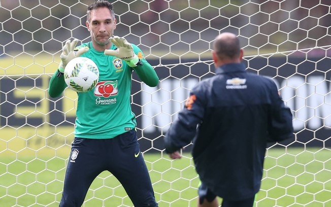 pRASS BAIXA NA SELEÇÃO OLÍMPICA - FERNANDO PRASS VAI OPERAR O COTOVELO DIREITO Fernando Prass durante os treinos da seleção olímpica para o Rio 2016 terá de operar cotovelo direito e está fora da Olimpíada do Rio - Goleiro de 38 já havia ficado de fora do amistoso contra o Japão por conta da lesão, mas agora tem seu nome cortado de vez da disputa pelo ouro inédito.