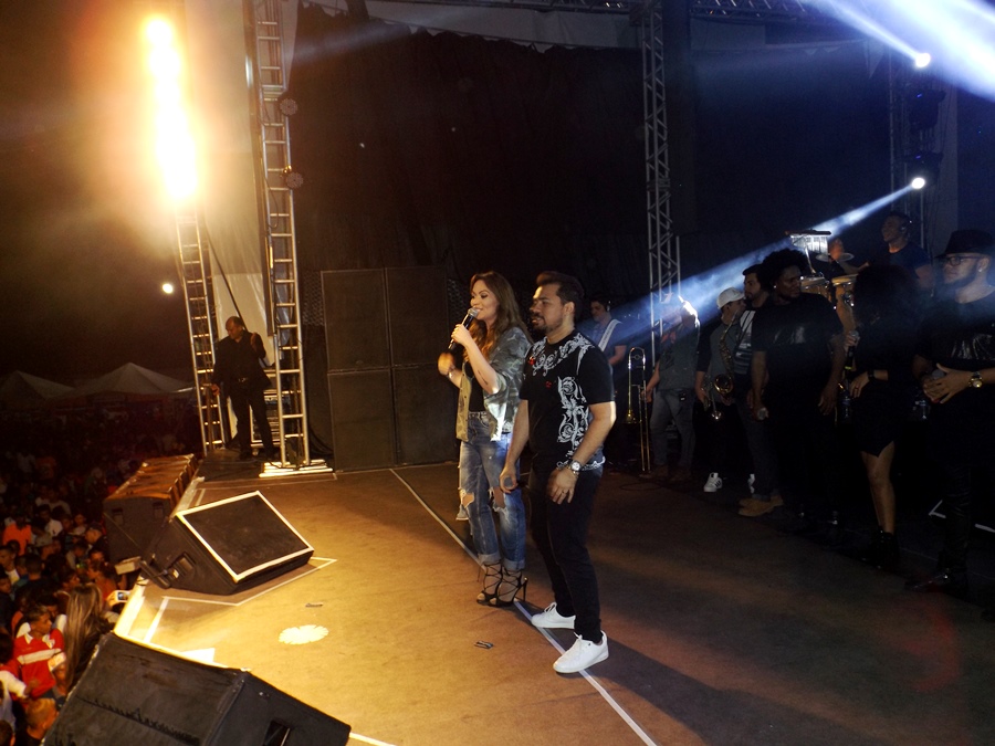 Av 2 CANSANÇÃO/BA - DEPOIS DE TRÊS DIAS DE FESTAS, ENCERRA OS FESTEJOS DE SENHORA SANTANA COM SHOW HISTÓRICO Xand e Solange cantaram e emocionaram uma multidão enlouquecida em plena segunda-feira.