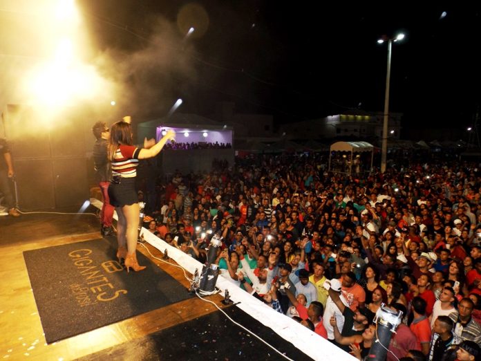 Av 3 Gigantes CANSANÇÃO/BA - DEPOIS DE TRÊS DIAS DE FESTAS, ENCERRA OS FESTEJOS DE SENHORA SANTANA COM SHOW HISTÓRICO Gigantes do Brasil
