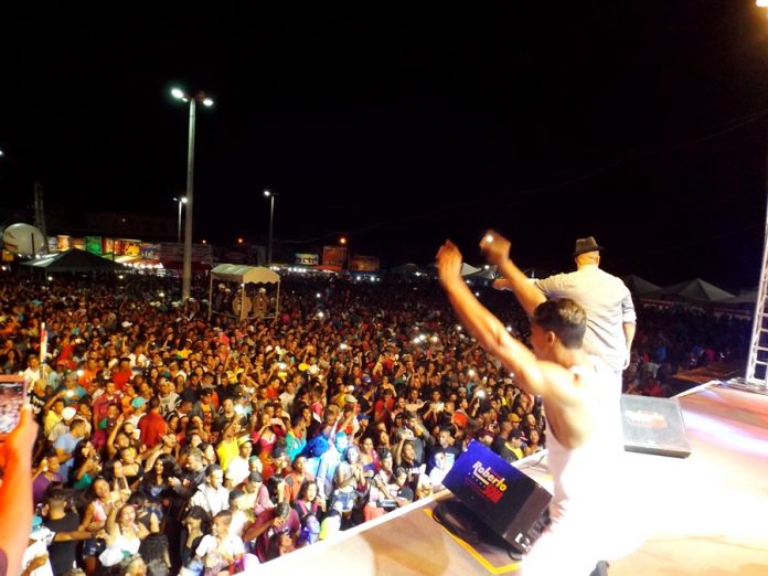 Av 6 Robsão CANSANÇÃO/BA - DEPOIS DE TRÊS DIAS DE FESTAS, ENCERRA OS FESTEJOS DE SENHORA SANTANA COM SHOW HISTÓRICO Bailão do Robyssão
