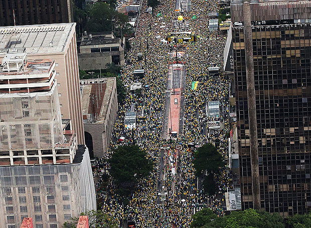 Imagem aérea mostra multidão na Av. Paulista - Região central da cidade de São Paulo