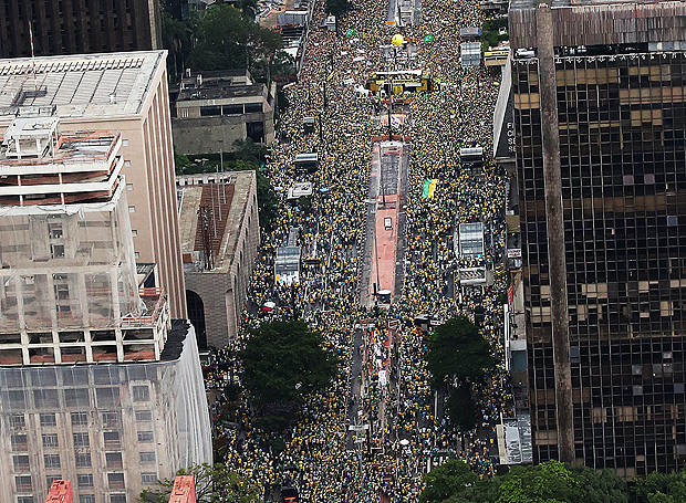 B 2062 BRASIL! - JÁ SOMOS 206 MILHÕES DE HABITANTES Imagem aérea mostra multidão na Av. Paulista - Região central da cidade de São Paulo