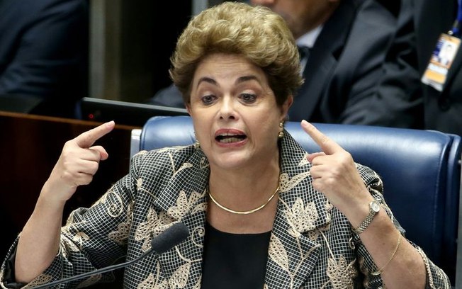 Dilma 1 1 O DIA “D” DE DILMA - SAIBA COMO SERÁ O ÚLTIMO DIA DO JULGAMENTO NO SENADO FEDERAL Senado decidirá nesta quarta se Dilma Rousseff volta para a Presidência ou se é afastada definitivamente do cargo. A votação final do julgamento de Dilma será realizada no painel eletrônico e de forma nominal, de forma que todos saberão como votou cada senador.