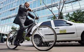 Suecia COLUNA DO AGENOR - ENTRE O REINO DA FANTASIA E A REALIDADE Primeiro-Ministro da Suécia indo ao trabalho de bicicleta