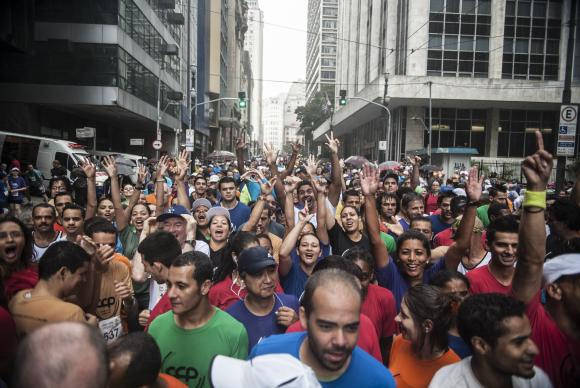b 206 1 BRASIL! - JÁ SOMOS 206 MILHÕES DE HABITANTES São Paulo é o estado mais populoso do país. Tem 44,75 milhões de habitantes. / EBC