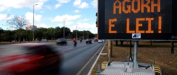 Farol LEI DO FAROL BAIXO - A JUSTIÇA FEDERAL SUSPENDE A COBRANÇA DE MULTA Objetivo da Lei do Farol Baixo foi aumentar a segurança nas estradas, reduzindo o número de acidentes frontais. O Juiz entendeu que condutores não podem ser penalizados pela falta de sinalização sobre rodovias, mas multas que já foram aplicadas ainda valem.