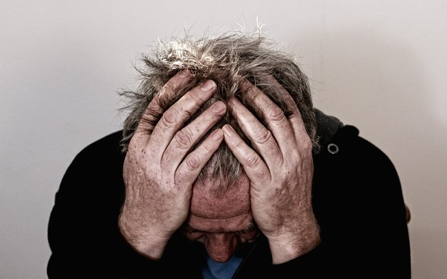 Suicidio S U I C Í D I O - CONECTAR, COMUNICAR, CUIDAR! 10 DE SETEMBRO É O DIA MUNDIAL DA PREVENÇÃO O Suicídio atinge mais homens e pessoas entre 15 a 29 e acima de 65 anos, enquanto depressão ocorre mais em mulheres - É a segunda causa de morte entre jovens com 15 a 29 anos, suicídio faz mais de 800 mil vítimas anualmente, de acordo com a Organização Mundial de Saúde.