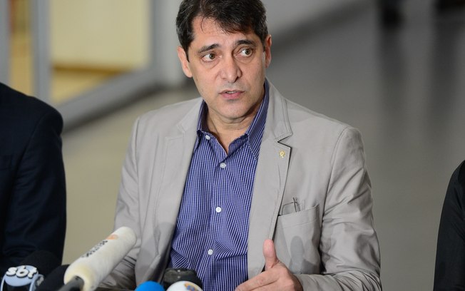 Fernando da Silva Veloso CRISE NA SEGURANÇA DO RIO DE JANEIRO - EM MENOS DE 24 HORAS APÓS A SAÍDA DO SECRETARIO, O CHEFE DA POLÍCIA CIVIL ENTREGA O CARGO Fernando da Silva Veloso - Com saída de Beltrame, chefe da Polícia Civil do RJ coloca cargo à disposição.