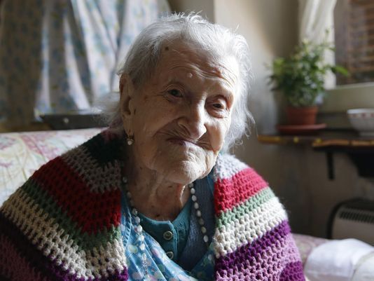 Longe LONGEVIDADE: QUAL É A DIETA DA MULHER MAIS VELHA DO MUNDO? Emma Morano vive em Itália e tem uns singelos 116 anos. Hoje, come dois ovos por dia, mas durante décadas comia três: dois cruz e um cozido