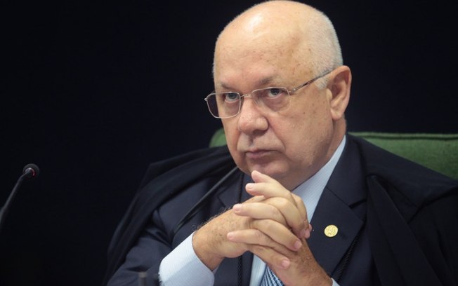 Moro1 STF NEGA RECURSO DE LULA E JULGAMENTO É AMANTIDO COM MORO Teori critica “espetacularização” da Lava Jato em denúncia contra Lula - Ministro do STF acusou MPF de não seguir a rigorosidade exigida do órgão e negou pedido da defesa de Lula para transferência de inquéritos ao Supremo