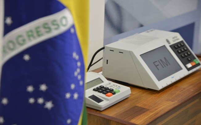 eLE 1 POLÍTICA - EM QUATRO ANOS, PARTIDOS GANHARAM 1,4 MILHÃO DE NOVOS FILIADOS Entre as eleições de 2012 e 2016, número de filiados aos partidos aumentou 9,6%; população brasileira cresceu 6,5% - Entre as cinco maiores legendas, PSDB foi a que mais cresceu no período; abalado por escândalos de corrupção, PT perdeu participação no total.