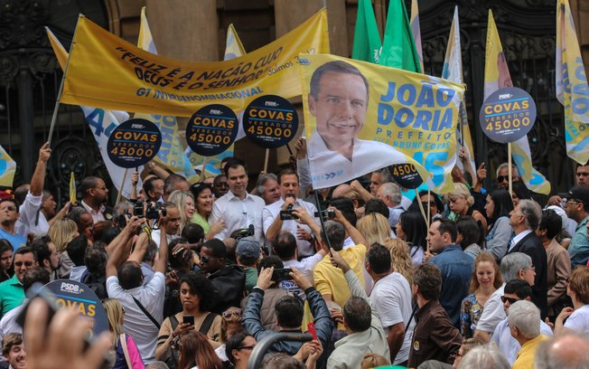 jd ELEIÇÕES 2016 - PSDB SAI COMO PRINCIPAL VENCEDOR EM GRUPO DAS MAIORES CIDADE DO PAÍS ENQUANTO O PT RECUA João Doria foi eleito ainda no 1º turno das eleições municipais em São Paulo - PSDB foi principal vencedor das eleições de 2016 nas capitais e cidades com mais de 200 mil eleitores, que concentram quase 38% da população do país.