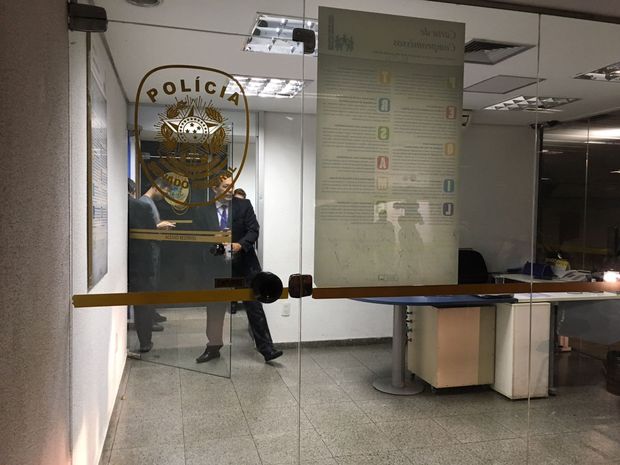 Quatro policiais legislativos foram presos por suspeita de atrapalhar as investigações da PF; ação foi pedida pela Procuradoria-Geral da República.