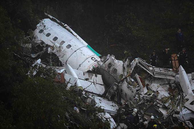 Avi EXTRA: AVIÃO COM A EQUIPE DA CHAPECOENSE SOFRE ACIDENTE NA COLOMBIA Destroços da Aeronave depois da queda