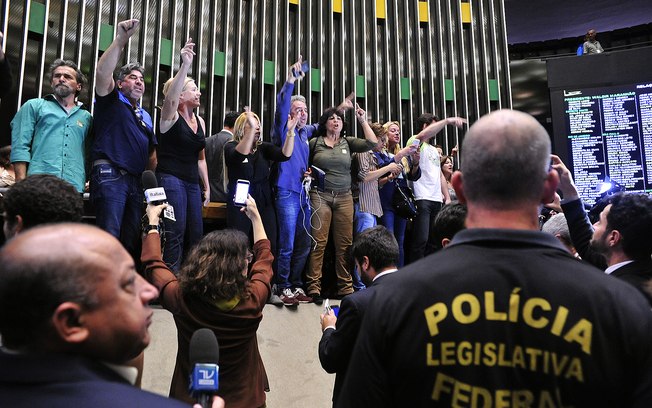 Cama 2 MANIFESTANTES INVADEM CÂMARA DOS DEPUTADOS E PEDEM INTERVENÇÃO MILITAR "General aqui!": Manifestantes entoam coros com mensagens intervencionistas na Câmara dos Deputados