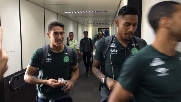Cha 1 EXTRA: AVIÃO COM A EQUIPE DA CHAPECOENSE SOFRE ACIDENTE NA COLOMBIA Chapecoense entra no avião (Foto: Laion Espíndula)