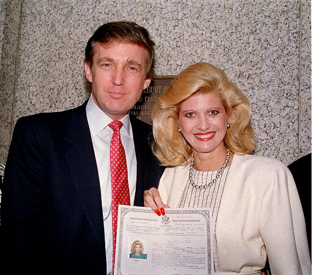 D 4 DONALD TRUMP É ELEITO PRESIDENTE DOS EUA Donald Trump e sua primeira mulher, Ivana, no dia em que adquiriu cidadania americana, em 1988 (Foto: AP)