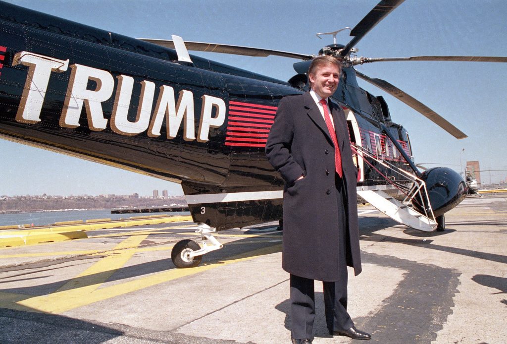 D 5 DONALD TRUMP É ELEITO PRESIDENTE DOS EUA Donald Trump diante de seu helicóptero, em 1988 (Foto: AP)