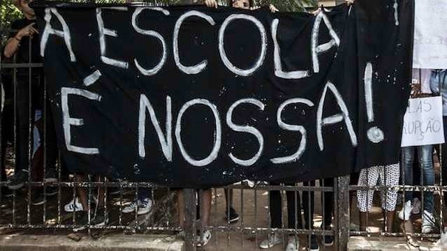 E2 ENEM 2016 - OCUPAÇÕES AUTEMTAM E 270 MIL INSCRITOS TERÃO AS PROVAS ADIADAS PARA DEZEMBRO Na manhã deste sábado (05), uma nova lista foi divulgada pelo Mec e pelo Inep, onde mostra que o número de escolas ocupadas passou de 364 para 404, de um total de 16.476