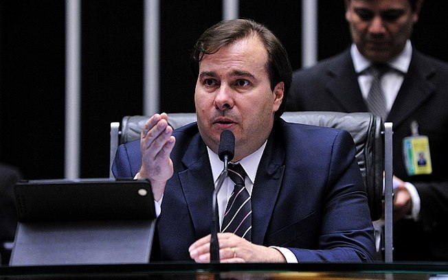 MAIA CAIXA DOIS: APÓS DISCUSSÔES, CÂMARA ADIA VOTAÇÃO DE PACOTE ANTICORRUPÇÃO Rodrigo Maia (DEM-RJ) presidente da Câmara - Não seria possível haver “pegadinhas” em relação a um assunto de interesse da sociedade: “Vamos acabar com essa discussão de anistia. Não há anistia de um crime que não existe", afirmou Rodrigo Maia antes de encerrar a sessão desta quinta.