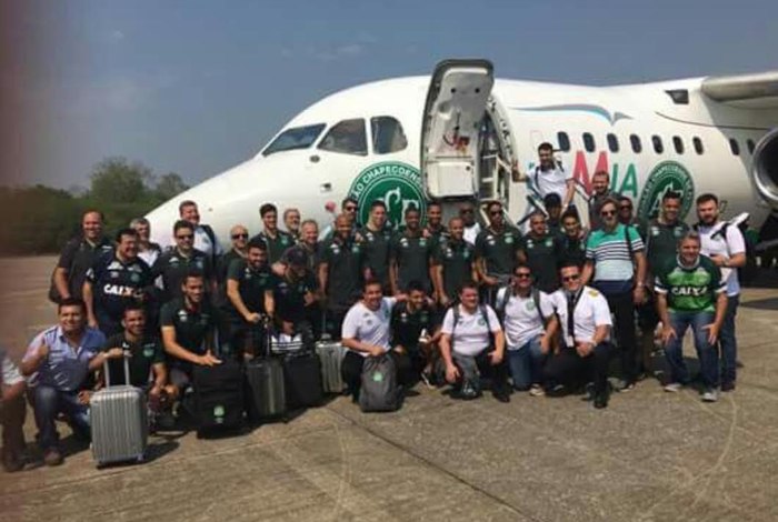 Ultima EXTRA: AVIÃO COM A EQUIPE DA CHAPECOENSE SOFRE ACIDENTE NA COLOMBIA Ultima imagem da delegação antes do embarque em Santa Cruz de La Sierra - Bolivia