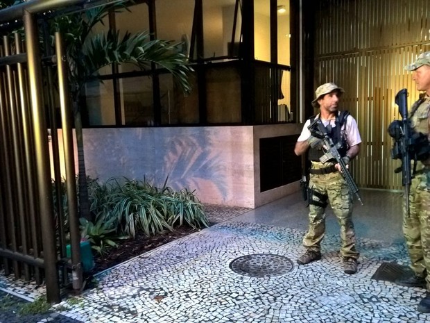 cabral preso2 LAVA JATO - EX-GOVERNADOR SÉRGIO CABRAL - É PRESO NO RIO DE JANEIRO Polícia Federal na casa do ex-governador Sérgio Cabral (Foto: Carlos Brito / G1)