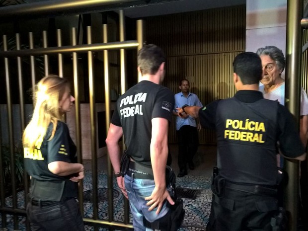 Agentes da Polícia Federal chegaram ao prédio do ex-governador por volta das 6h (Foto: Carlos Brito / G1)