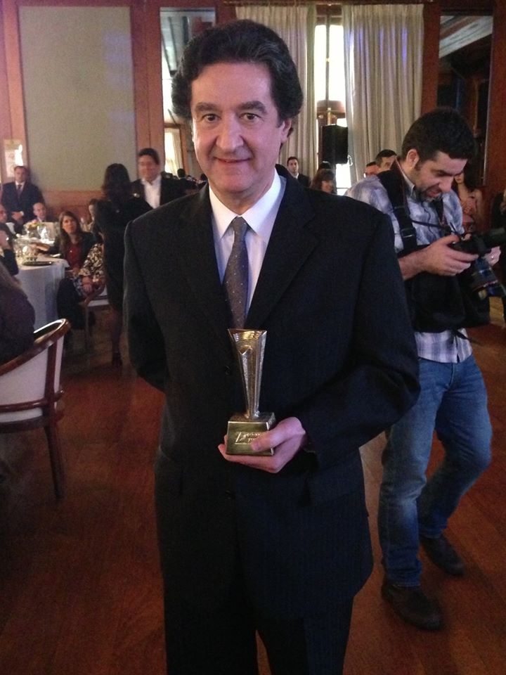 ricardo viveiros 2 RICARDO VIVEIROS “O JORNALISTA É UMA PESSOA INQUIETA” Ricardo Viveiros - Jornalista, escritor e assessor de imprensa - atuou em importantes diários, revistas, emissoras de rádio e de televisão, no Brasil e no exterior. Foi coordenador-executivo da visita de S.S. Papa João Paulo II a São Paulo (1980), membro do Conselho de Defesa da Paz (Condepaz) e diretor do Museu Histórico de Fundação da Cidade de São Paulo Pátio do Colégio. Foi consultor na área de Comunicação Social da Fundação Prefeito Faria Lima USP. Prefaciou inúmeros livros e é patrono/paraninfo de diversas turmas de formandos em Comunicação, por todo o país. Recebeu a medalha da Organização das Nações Unidas por um conjunto de matérias sobre “Direitos Humanos”, no Ano Internacional da Paz (1986). Ganhou duas vezes o Prêmio Esso de Jornalismo e foi homenageado como “Cidadão Paulistano” em 2006. Em 1986, Ricardo Viveiros foi uma das personalidades públicas que liderou, no Brasil, o projeto “Um Milhão de Minutos de Paz” e, em 1989, foi um dos embaixadores do projeto “Cooperação Global Para um Mundo Melhor” — ambos de amplitude internacional, promovidos pela Brahma Kumaris University (Índia), em conjunto com a ONU. É autor de 37 livros em distintas áreas, com traduções para outros idiomas e várias reedições. A sua mais recente obra é “Empreender é viver – a trajetória de Alencar Burti” (Editora Gente). É também fundador da assessoria de imprensa Ricardo Viveiros & Associados – Oficina de Comunicação.