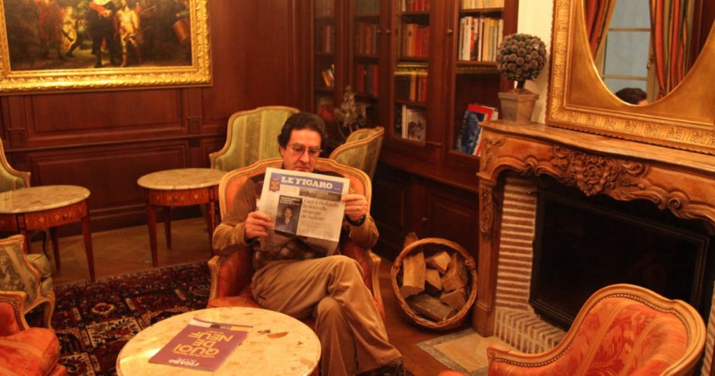 ricardo viveiros foto RICARDO VIVEIROS “O JORNALISTA É UMA PESSOA INQUIETA” Credibilidade: Ricardo Viveiros lendo o jornal francês Le Figaro. Para o experiente jornalista, os meios de comunicação querem universalizar leitores, ouvintes, espectadores e internautas. Com isso, porém, temem tomar posições (Foto: Miguel Viveiros/Arquivo Pessoal)