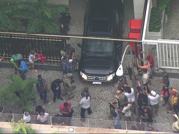 sERIO 3 1 LAVA JATO - EX-GOVERNADOR SÉRGIO CABRAL - É PRESO NO RIO DE JANEIRO Carro leva Sérgio Cabral para a PF (Foto: Reprodução TV GLOBO)