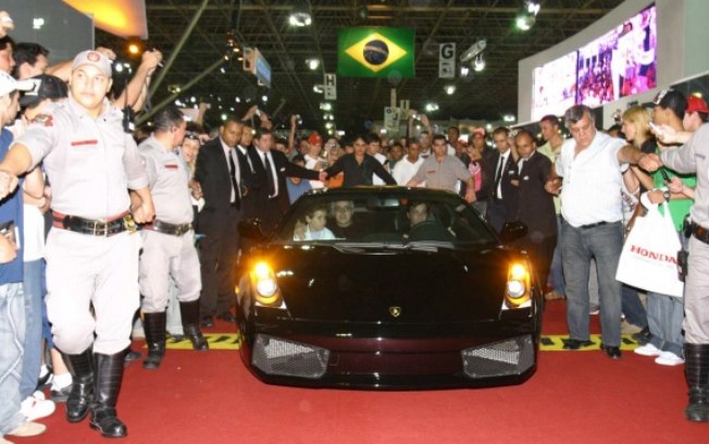 sa 1 SALÃO DO AUTOMÓVEL - AS 8 SITUAÇÕES MAIS ESTRANHAS DO EVENTO A Polícia Federal apreendeu seis Lamborghinis expostas no Salão de 2006 e ainda saiu dirigindo os supercarros, para a alegria dos visitantes.