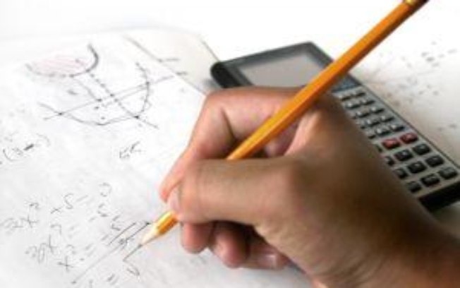 Educação EDUCAÇÃO - MAIORIA DOS ALUNOS BRASILEIROS NÃO ENTENDE O QUE LÊ NEM ACERTA CONTAS BÁSICAS Programa Internacional de Avaliação de Estudantes incluiu os 35 países-membros da OCDE, além de economias parceiras, como o Brasil - Em matemática, 70,25% dos estudantes brasileiros estão abaixo do adequado, contra 0,13% no maior nível.