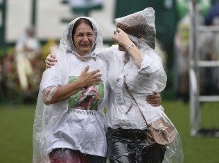 F1 mãe CHORO, EMOÇÃO E MUITA CHUVA - VÍTIMAS DA CHAPECOENSE SÃO VELADAS NA ARENA CONDÁ Dona Alaíde, mãe do goleiro Danilo - Reprodução/Correio Braziliense/Breno Fortes
