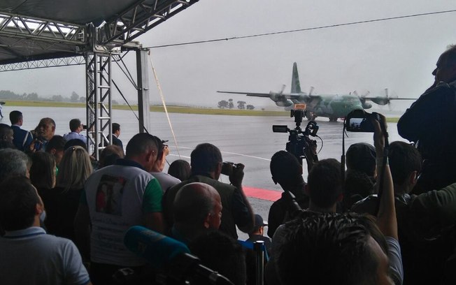 F11 CHORO, EMOÇÃO E MUITA CHUVA - VÍTIMAS DA CHAPECOENSE SÃO VELADAS NA ARENA CONDÁ Debaixo de chuva, primeiro avião da FAB com os corpos da Chapecoense pousou em Chapecó às 09h28 de sábado. Dos 71 mortos na tragédia aérea perto da cidade colombiana de Medellín, exatamente 50 foram velados na Arena Condá, estádio da Chapecoense.
