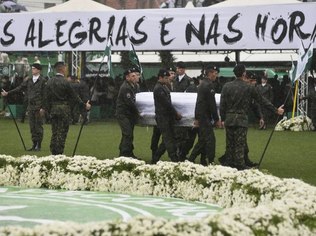 F2 Solda CHORO, EMOÇÃO E MUITA CHUVA - VÍTIMAS DA CHAPECOENSE SÃO VELADAS NA ARENA CONDÁ Um dos caixões no gramado da Arena Condá - Superesportes/Reprodução