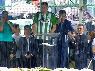 F3 Prefe CHORO, EMOÇÃO E MUITA CHUVA - VÍTIMAS DA CHAPECOENSE SÃO VELADAS NA ARENA CONDÁ Prefeito Luciano Buligon discursou com a camisa do Atlético Nacional, da Colômbia TV Record/Reprodução