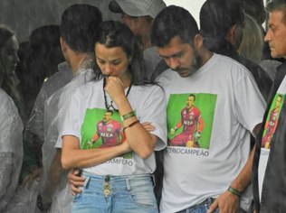 F5 Papa CHORO, EMOÇÃO E MUITA CHUVA - VÍTIMAS DA CHAPECOENSE SÃO VELADAS NA ARENA CONDÁ - Familiares do goleiro Danilo - Reprodução/Breno Fortes/Correio Braziliense