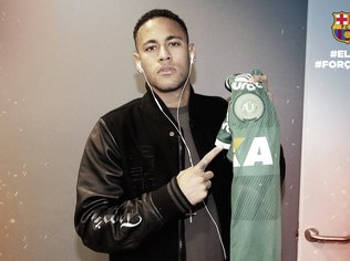 Neimar CHORO, EMOÇÃO E MUITA CHUVA - VÍTIMAS DA CHAPECOENSE SÃO VELADAS NA ARENA CONDÁ Neymar com a camisa da Chapecoense antes de Barcelona x Real Madrid - Divulgação