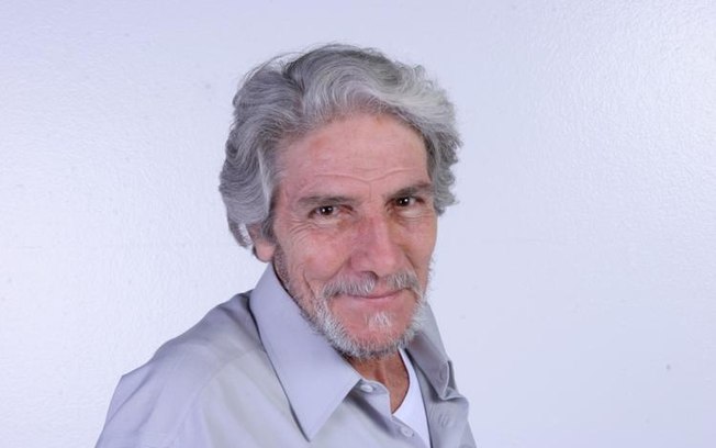 cLAUDIO MORRE AOS 73 ANOS O ATOR CLÁUDIO CAVALCANTI Seu último trabalho foi na segunda temporada da série ‘Sessão de Terapia’, veiculada pelo GNT - De acordo com emissora, ele sofreu um choque cardiogênico, que evoluiu para uma insuficiência renal e falência múltipla dos órgãos, ocasionando o falecimento.