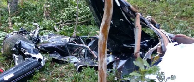 detroco 2 TRAGÉDIA EM SÃO PAULO - HELICÓPETRO CAI EM SÃO LOURENÇO DA SERRA/SP MATANDO 4 PESSOAS Destroços do helicóptero que caiu em São Lourenço da Serra (Foto: Divulgação/Corpo de Bombeiros)