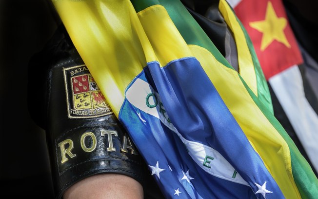 r 1 ALGUMAS INSTITUIÇÕES AINDA FUNCIONAM NO BRASIL Enquanto a ROTA reafirma valores como civismo, moralidade e legalidade, deputados em Brasília atacam a lei anticorrupção - ROTA comemora 125 anos - Foto: Major Luis Augusto Pacheco Ambar - Comando de Choque, PMSP