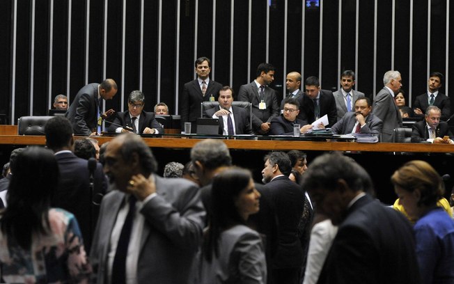 r 3 ALGUMAS INSTITUIÇÕES AINDA FUNCIONAM NO BRASIL Deputados Federais durante votação das medidas anticorrupção - Luis Macedo / Câmara dos Deputados