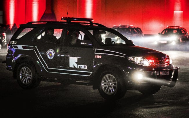 r 5 ALGUMAS INSTITUIÇÕES AINDA FUNCIONAM NO BRASIL Após evento do aniversário de 125 anos da ROTA, policiais saem para patrulhar a cidade de madrugada - Foto: Major Luis Augusto Pacheco Ambar - Comando de Choque, PMSP