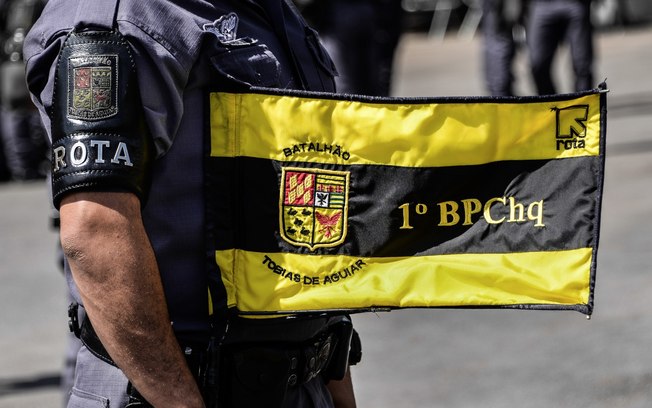 Estandarte do Batalhão Tobias de Aguiar, segurado com orgulho e respeito por um de seus policiais - Foto: Major Luis Augusto Pacheco Ambar - Comando de Choque, PMSP