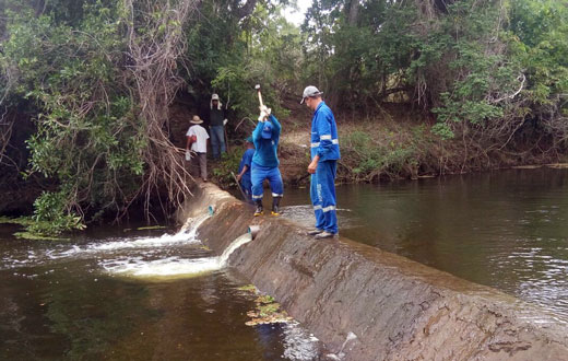 Emb1 EMBASA - EMPRESA BAIANA DE ÁGUAS E SANEAMENTO RETIRA BARRAGENS CLANDESTINAS NO SERTÃO DA BAHIA Emb1