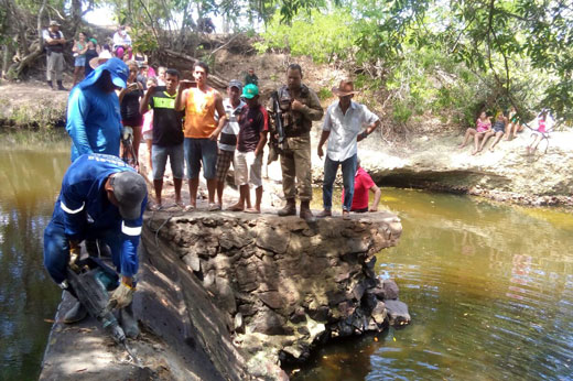 Emb2 EMBASA - EMPRESA BAIANA DE ÁGUAS E SANEAMENTO RETIRA BARRAGENS CLANDESTINAS NO SERTÃO DA BAHIA Emb2