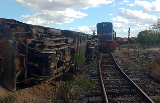 Loc 1 LOCOMOTIVA DE CARGA DESCARRILHA E TOMBA EM SANTALUZ NA BAHIA Loc 1